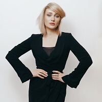 dizainvolos.ru дизайн волос - женская модельная стрижка на средние волосы по плечи блондинка