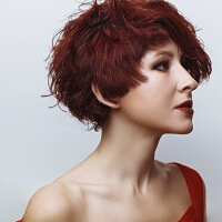 dizainvolos.ru дизайн волос - женская модельная креативная стрижка на короткие кудрявые вьющиеся волосы, красные волосы