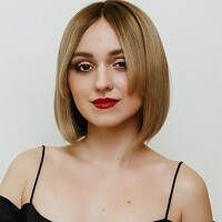 dizainvolos.ru дизайн волос - сексуальная стройная молодая блондинка стрижка на средние волосы