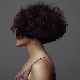 dizainvolos.ru дизайн волос - женская модельная стрижка на средние кудрявые вьющиеся волосы брюнетка