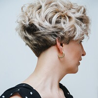 dizainvolos.ru дизайн волос - женская модельная креативная стрижка на короткие волосы, блондинка, кудрявые волосы
