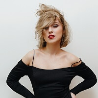 dizainvolos.ru дизайн волос - сексуальная стройная молодая блондинка стрижка на средние волосы