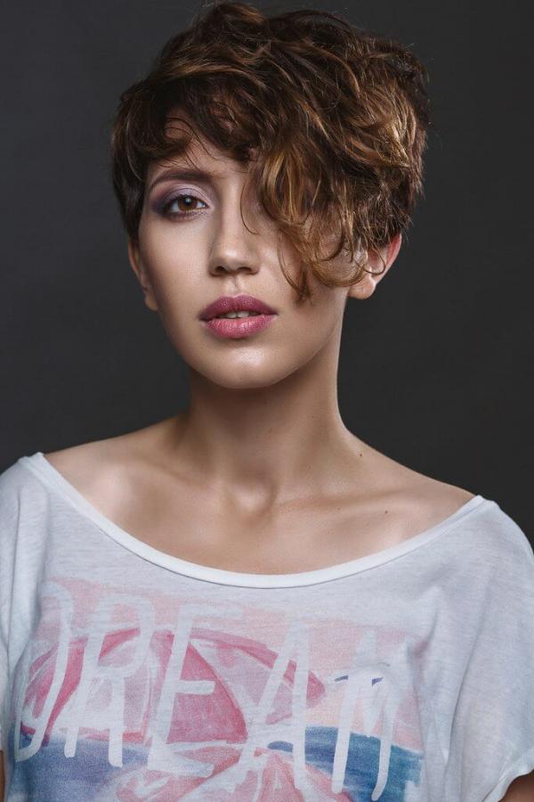 dizainvolos.ru дизайн волос - женская модельная креативная стрижка на короткие кудрявые вьющиеся волосы