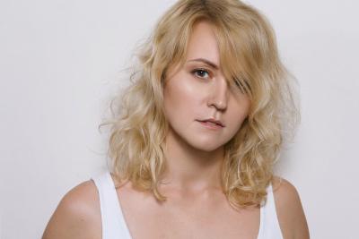 dizainvolos.ru дизайн волос - женская модельная креативная стрижка на средние кудрявые вьющиеся волосы, блондинка