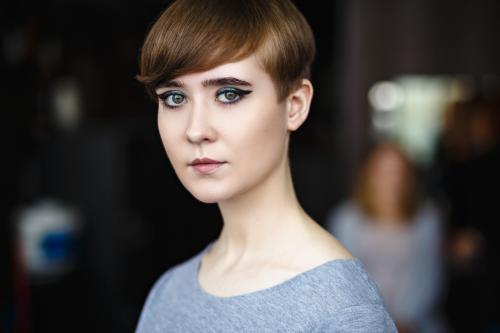 dizainvolos.ru дизайн волос - женская модельная креативная стрижка на короткие волосы, прямая челка, русый цвет волос