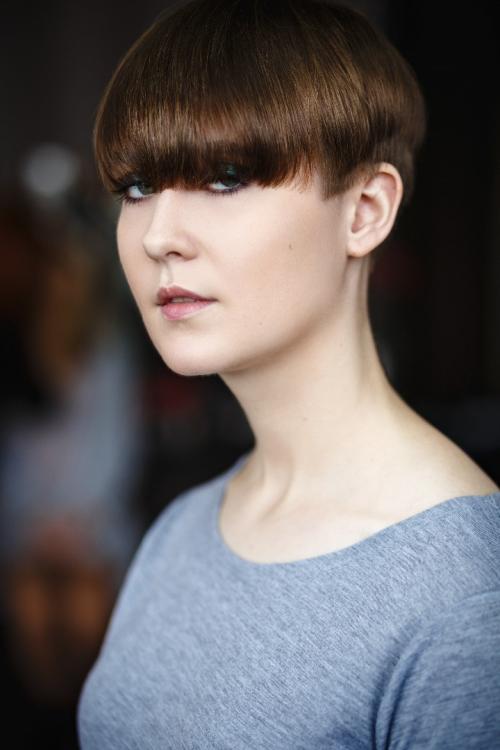 dizainvolos.ru дизайн волос - женская модельная креативная стрижка на короткие волосы, прямая челка, русый цвет волос