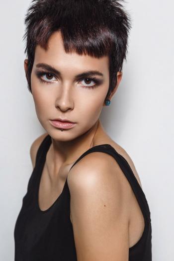 dizainvolos.ru дизайн волос - женская модельная креативная стрижка на короткие волосы, брюнетка