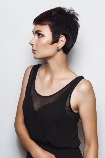 dizainvolos.ru дизайн волос - женская модельная креативная стрижка на короткие волосы, брюнетка